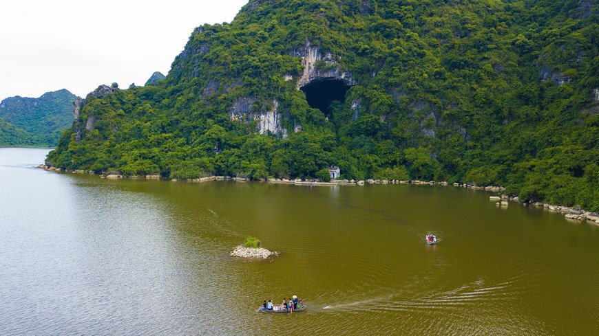 'Ngỡ như đang lạc vào chốn thủy cung' khi khám phá động Mã Tiên