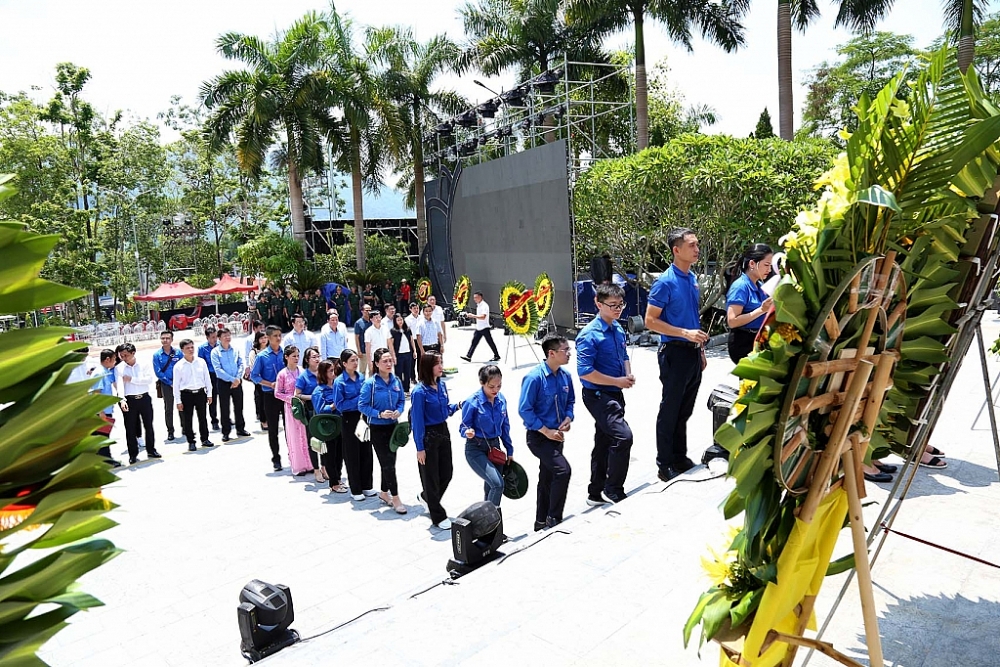 Đoàn công tác Kho bạc Nhà nước dâng hương tại Nghĩa trang Liệt sĩ Vị Xuyên