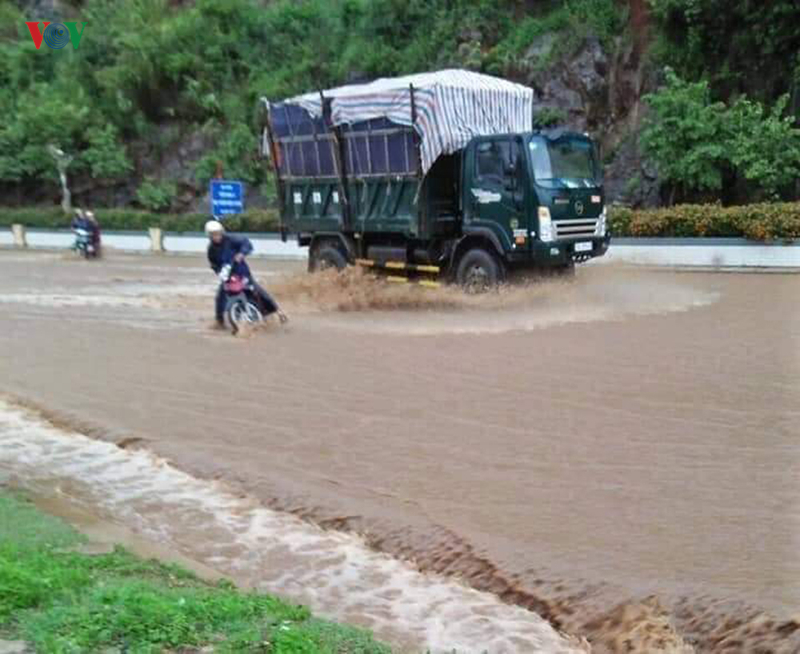 nguoi dan moc chau van ho son la thuc trang dem chay lu