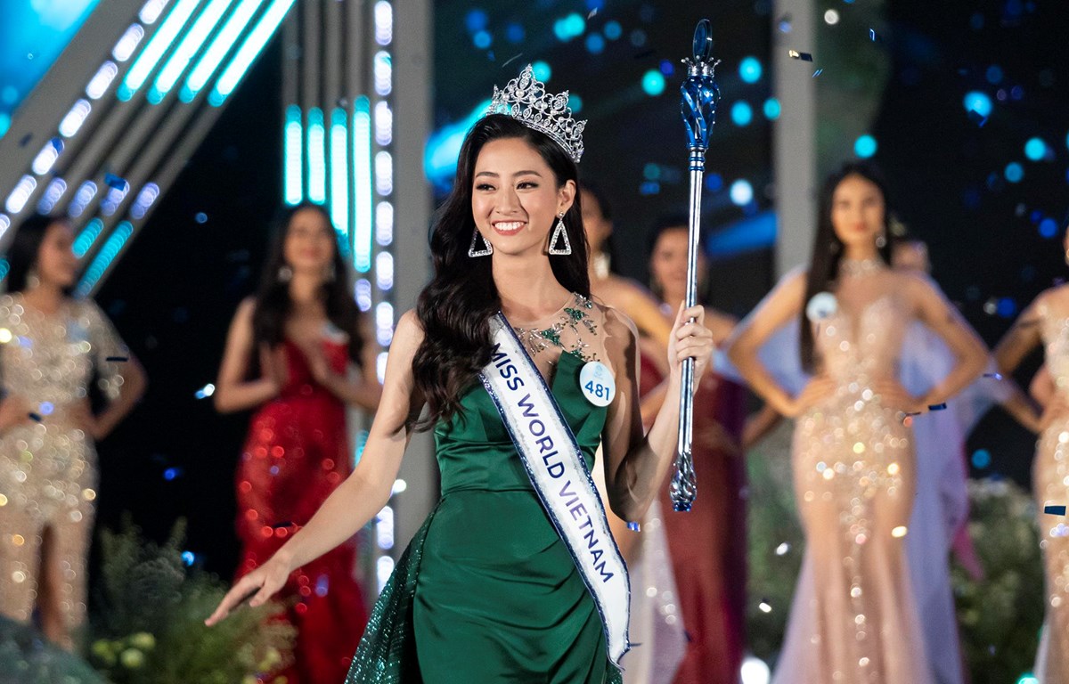 luong thuy linh dang quang miss world viet nam nho ung xu tu tin