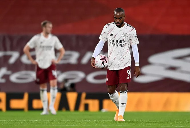 Alexandre Lacazette và các đồng đội để thua ngược trước Liverpool.