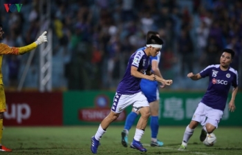 Văn Quyết nhận giải cầu thủ xuất sắc nhất V-League 2019