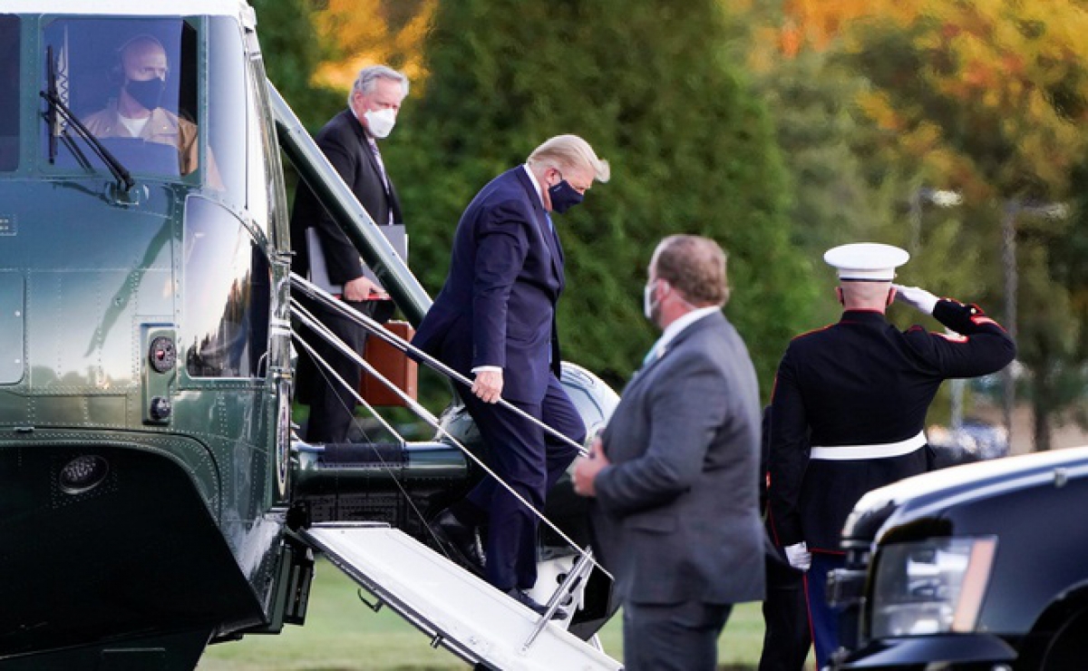 Tổng thống Trump được trực thăng Marine One đưa tới Trung tâm y tế quân sự quốc gia Walter Reed ở Bethesda, bang Maryland. Ảnh: Reuters.