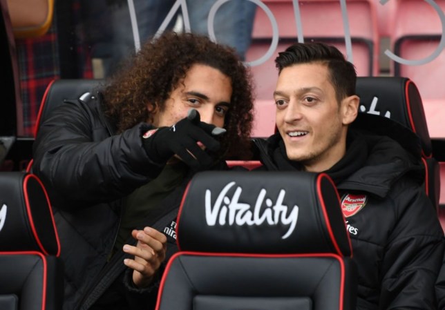 Matteo Guendouzi và Mesut Ozil là những người đồng đội thân thiết ở Arsenal.