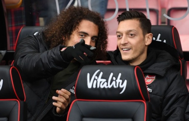 Bạn thân bị tống khứ khỏi Arsenal, Ozil "cà khịa" HLV Arteta