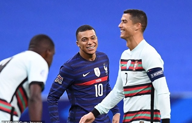 Kylian Mbappe mắt sáng rỡ khi đối đầu với Ronaldo