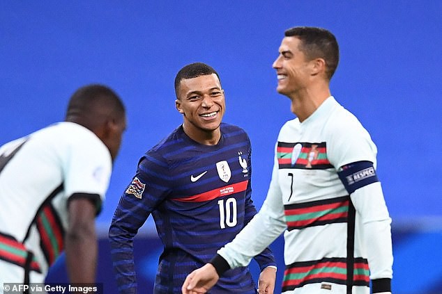 Mbappe nhÃ¬n Ronaldo "say Äáº¯m".