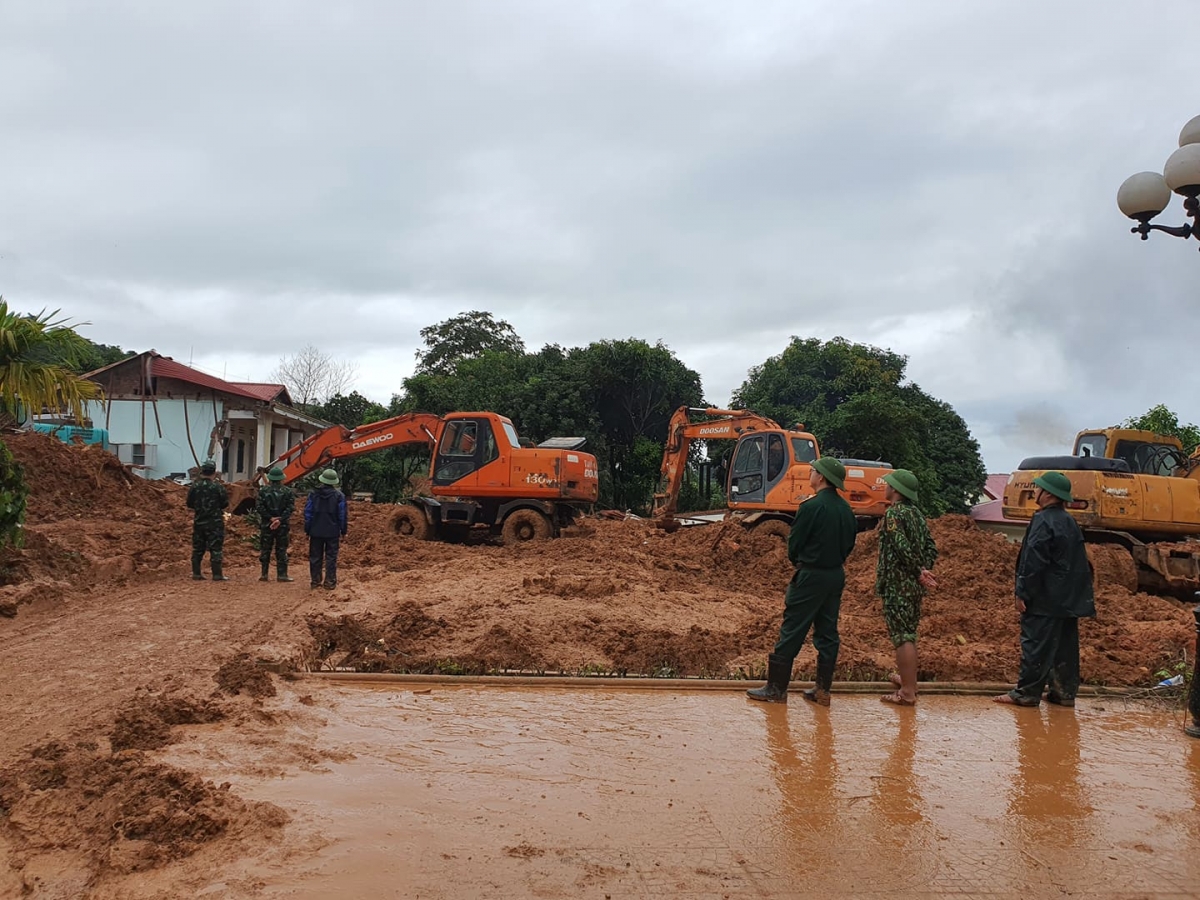 Sáng nay, các lực lượng của Quân khu 4 tiếp tục tìm kiếm những người còn mất tích trong vụ sạt lở núi ở Đoàn Kinh tế quốc phòng (KTQP) 337. 