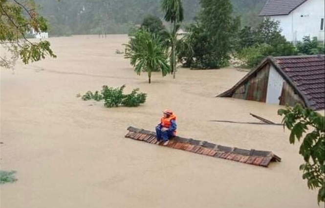 "Đại hồng thủy" ở miền Trung: Quảng Bình thất thủ