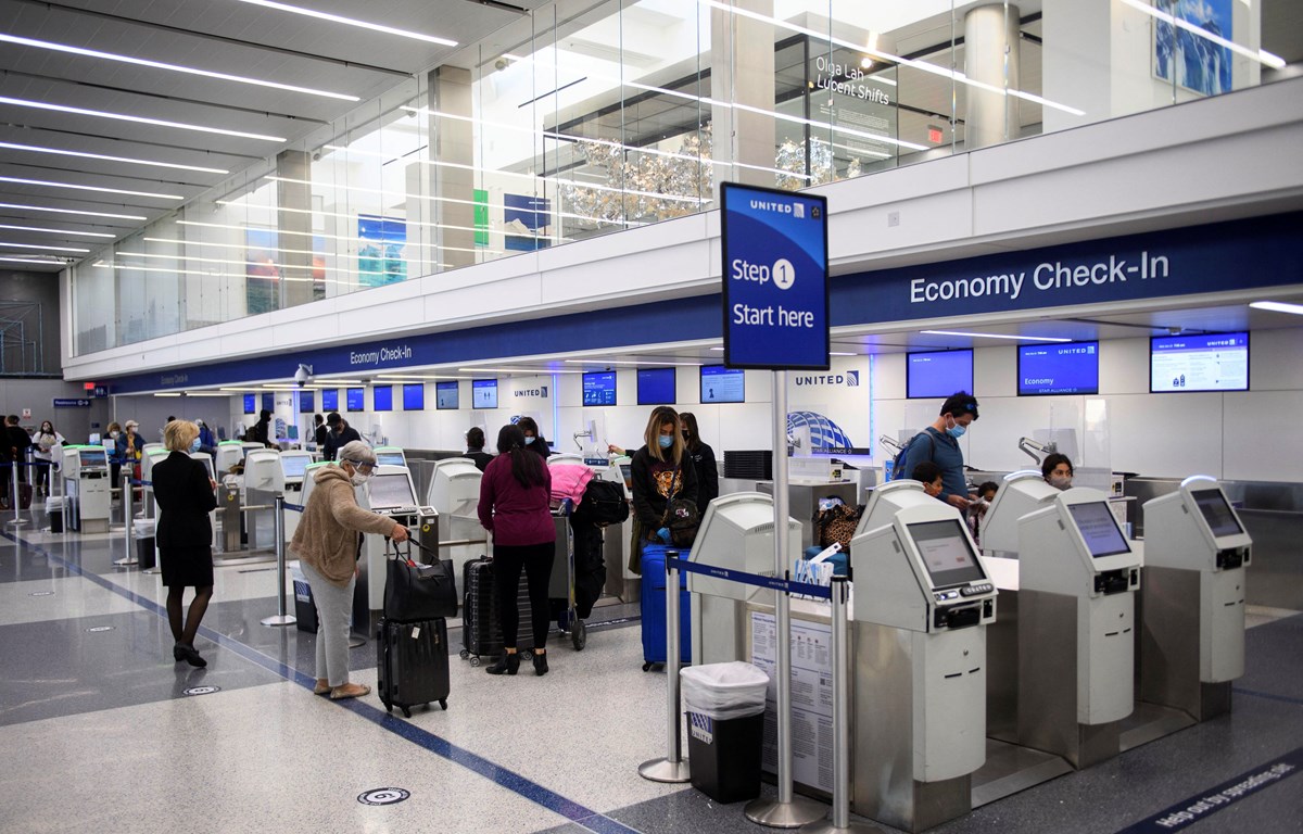 Hành khách làm thủ tục tại quầy của United Airlines tại sân bay ở Los Angeles, California, Mỹ. (Ảnh: AFP/TTXVN)