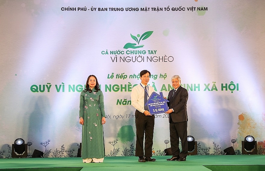 Đồng chí Đỗ Văn Chiến - Bí thư trung ương Đảng, Chủ tịch Uỷ ban Trung ương MTTQ Việt Nam nhận biểu trưng kinh phí ủng hộ Quỹ Vì người nghèo và ASXH từ đồng chí Phạm Đức Tuấn – Phó Tổng giám đốc, Chủ tịch công đoàn Agribank