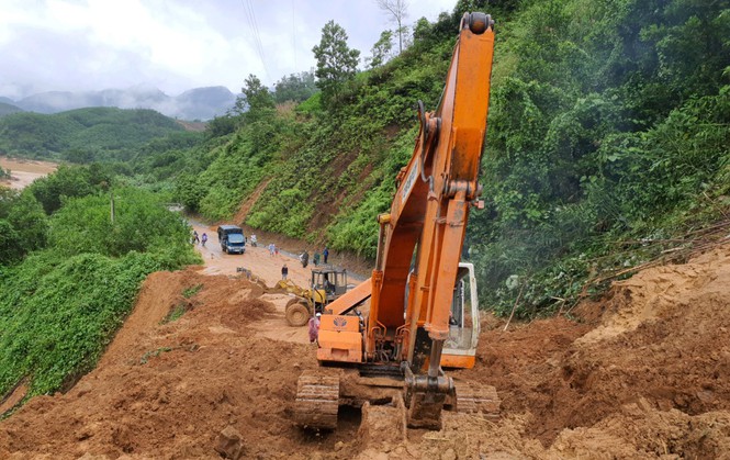 Đường sá ở miền Trung sạt lở, tan nát sau mưa bão