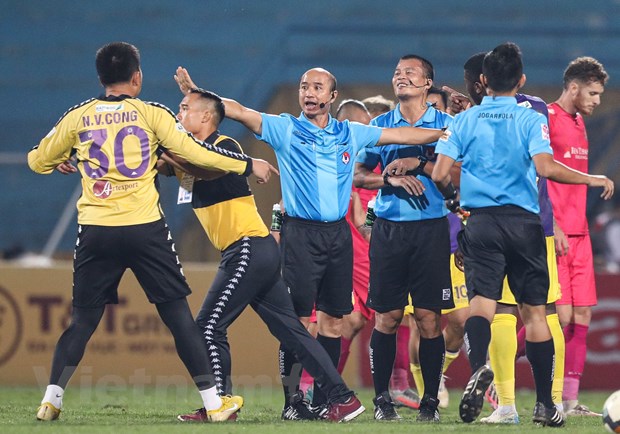 Vi sao HLV Chu Dinh Nghiem co the bi ky luat, cam chi dao Ha Noi FC? hinh anh 2