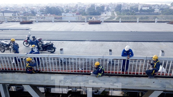 Mặt cầu Thăng Long đang được sửa ra sao?