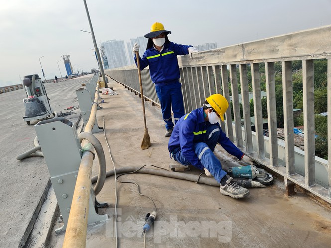 Đổ mẻ bê tông cuối cùng sửa mặt cầu Thăng Long