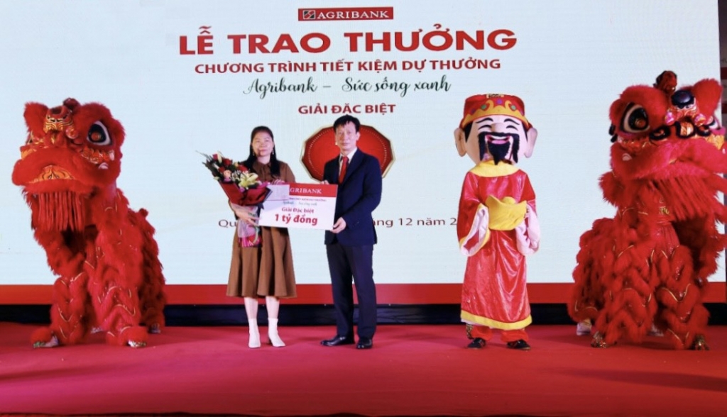 Ông Phạm Đức Tuấn Phó Tổng giám đốc Agribank trao giải Đặc biệt 01 tỷ đồng cho khách hàng.