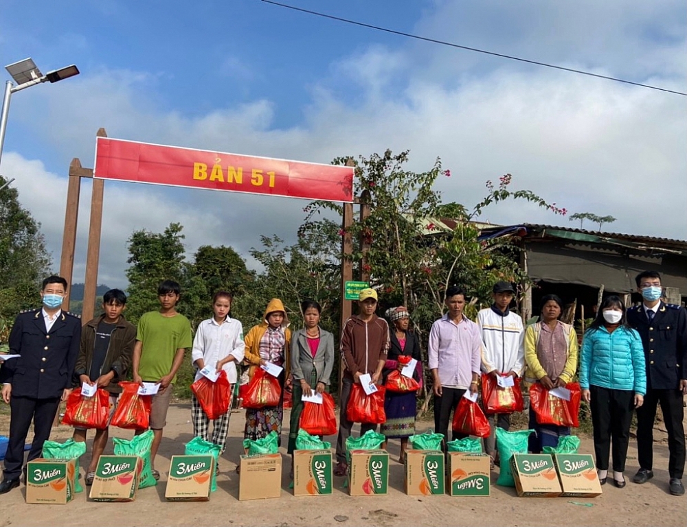 “Tết Biên cương - ấm lòng dân bản” trên miền biên giới cửa khẩu Cà Roòng