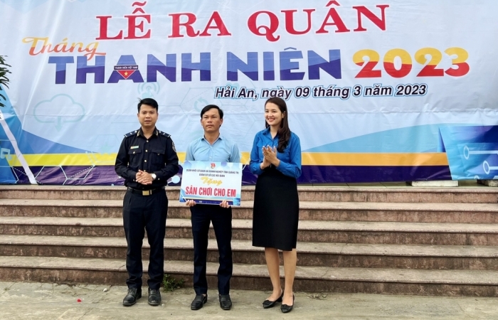 Thanh niên Hải quan Quảng Trị bàn giao công trình "Sân chơi cho em"