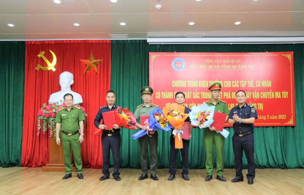 Thưởng nóng thành tích bắt giữ hơn 6 kg ma túy qua cửa khẩu La Lay