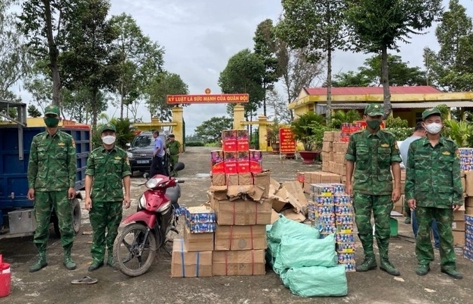 3 tập thể, 6 cá nhân Biên phòng được tặng Bằng khen về thành tích bắt pháo nổ, thuốc lá lậu