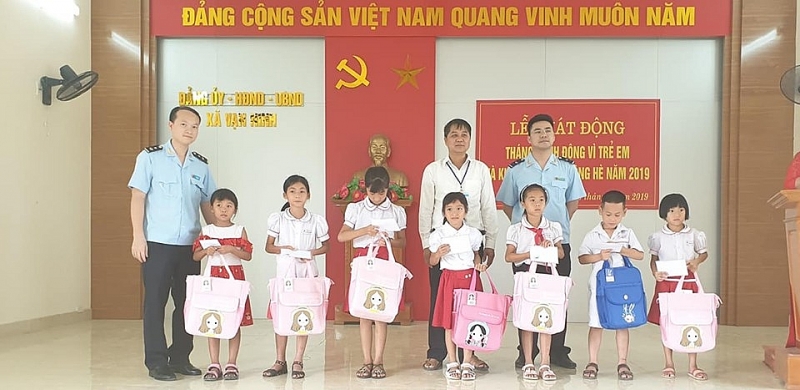 thanh nien hai quan mong cai trao qua cho hoc sinh co hoan canh kho khan