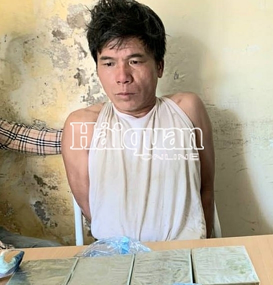 hai quan dien bien phoi hop bat doi tuong van chuyen 4 banh heroin