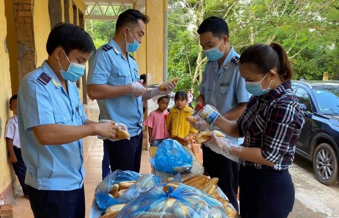 Thanh niên Hải quan La Lay với chương trình bánh mỳ cho em