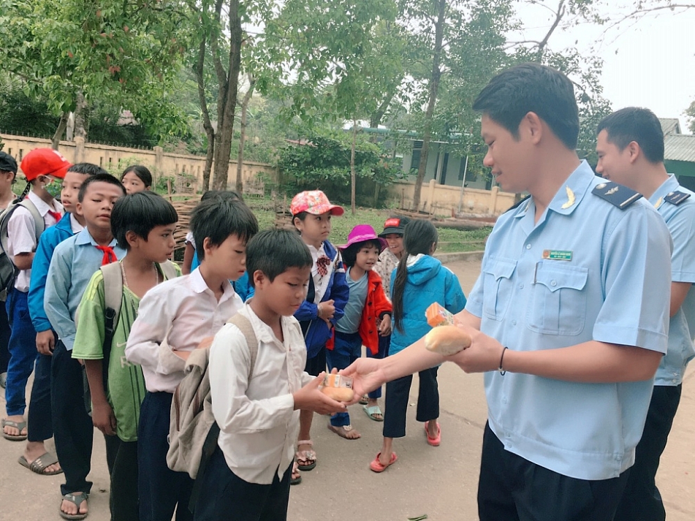 Thanh niên Hải quan La Lay với chương trình bánh mỳ cho em