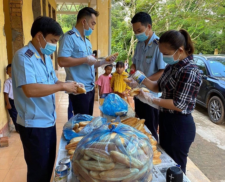 Thanh niên Hải quan La Lay với chương trình bánh mỳ cho em