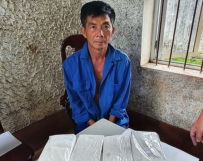 Đối tượng Dinh cùng tang vật 4 bánh heroin.