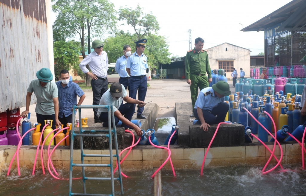 Quảng Bình: Tiêu hủy lượng lớn bình chứa khí cười, dầu nhờn… nhập lậu