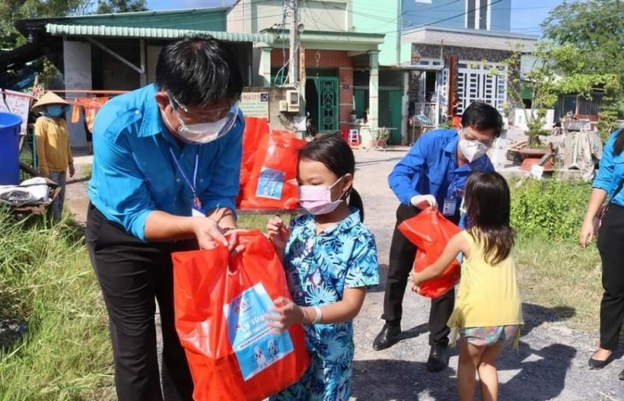 Chính sách thuế, thủ tục đối với hàng NK là quà tặng được thực hiện như thế nào?