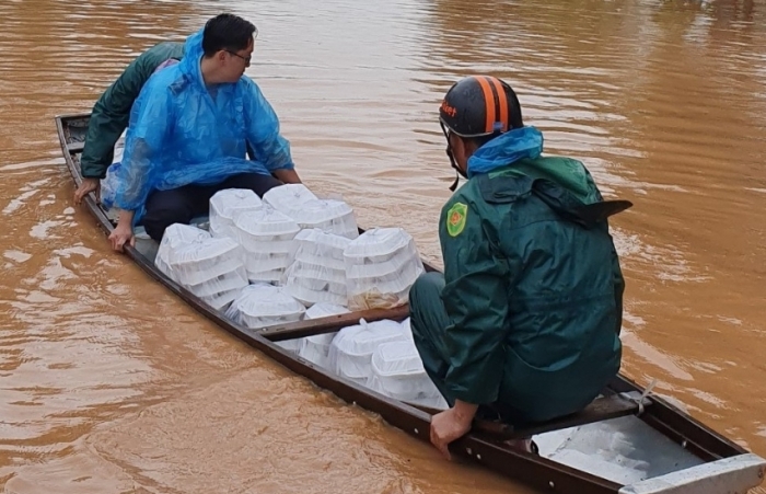 Thanh niên Hải quan Quảng Trị tặng nhu yếu phẩm cho bà con vùng lũ