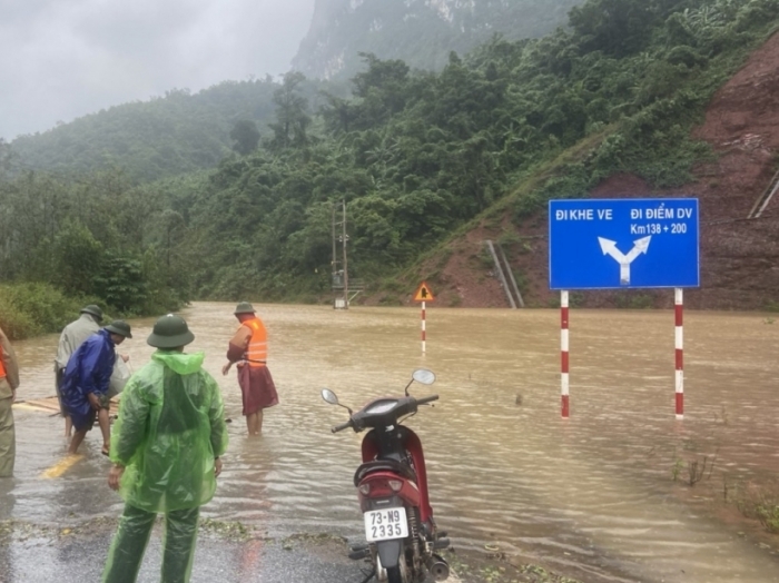 Giao thông chia cắt, hoạt động xuất nhập khẩu qua Cha Lo ngưng trệ