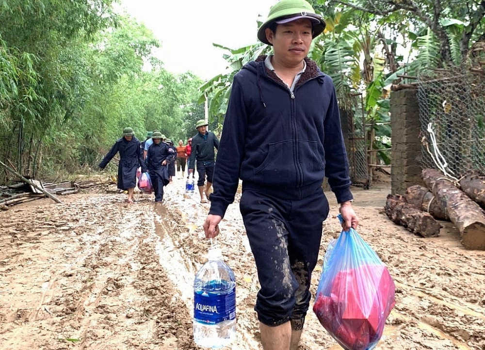 Hải quan Quảng Bình tổ chức thăm hỏi, tặng quà bà con vùng lũ