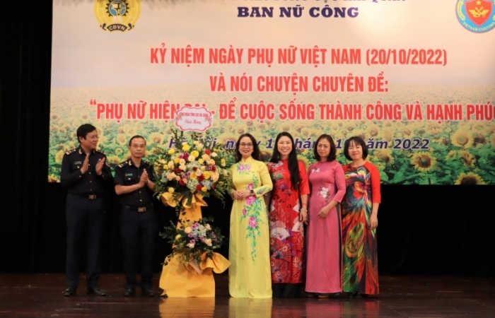 Nữ công chức Hải quan nghe nói chuyện chuyên đề “Phụ nữ hiện đại - để cuộc sống thành công và hạnh phúc”