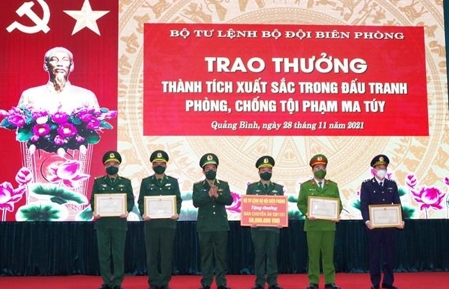 Tặng Bằng khen, thưởng nóng lực lượng tham gia bắt 304.000 viên ma túy tổng hợp