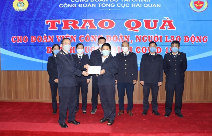 Trao quà cho 70 đoàn viên công đoàn Hải quan chịu ảnh hưởng do Covid-19