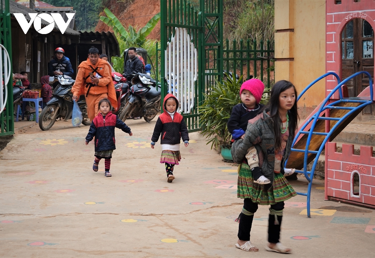 Học sinh vùng cao Mù Cang Chải đến trường.