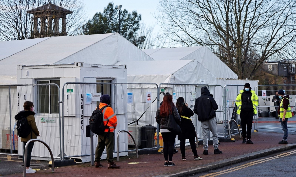 Một điểm xét nghiệm COVID-19 tại Walthamstow, đông bắc London, Anh, ngày 15/12/2020. Ảnh: AFP.