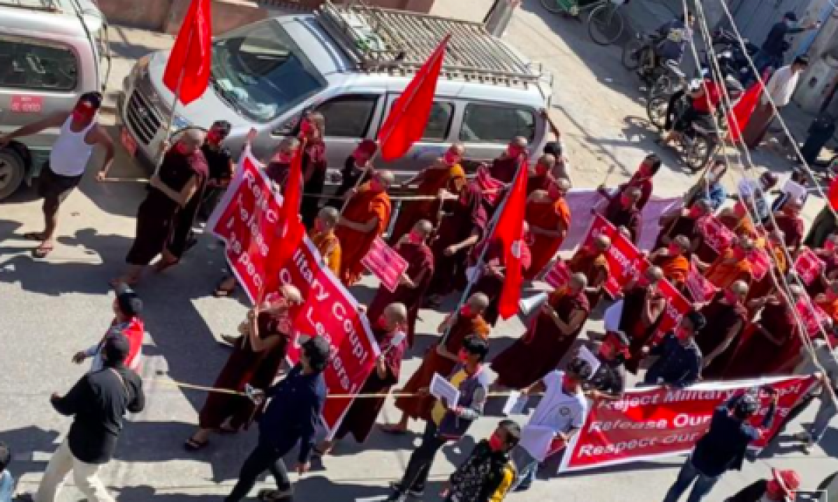 Người dân Myanmar xuống đường tẩy chay đảo chính. (Ảnh: Reuters)