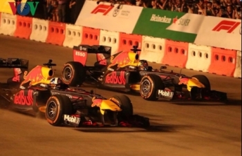 Siêu phẩm drift “cháy lốp” của hai quái thú F1 RedBull tại Hà Nội