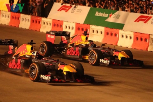 sieu pham drift chay lop cua hai quai thu f1 redbull tai ha noi