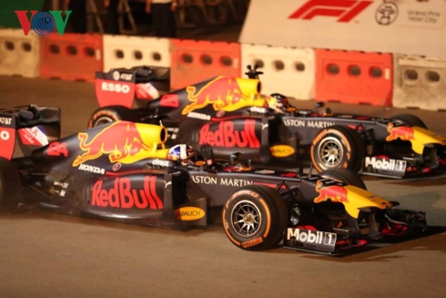 sieu pham drift chay lop cua hai quai thu f1 redbull tai ha noi