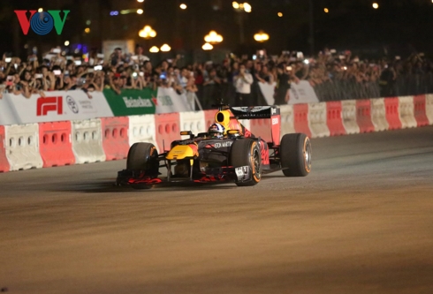 sieu pham drift chay lop cua hai quai thu f1 redbull tai ha noi