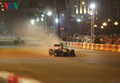 sieu pham drift chay lop cua hai quai thu f1 redbull tai ha noi