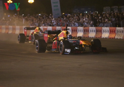 sieu pham drift chay lop cua hai quai thu f1 redbull tai ha noi