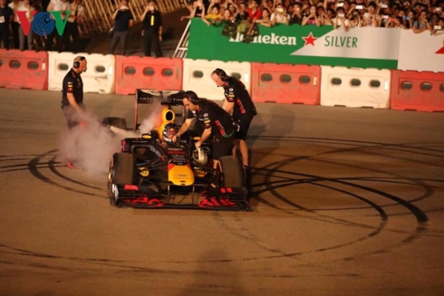 sieu pham drift chay lop cua hai quai thu f1 redbull tai ha noi