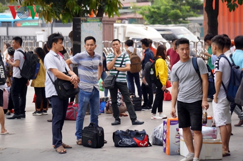 nghi le 304 15 dong nguoi un un do ve cac ben xe o ha noi