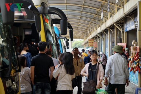 nghi le 304 15 dong nguoi un un do ve cac ben xe o ha noi